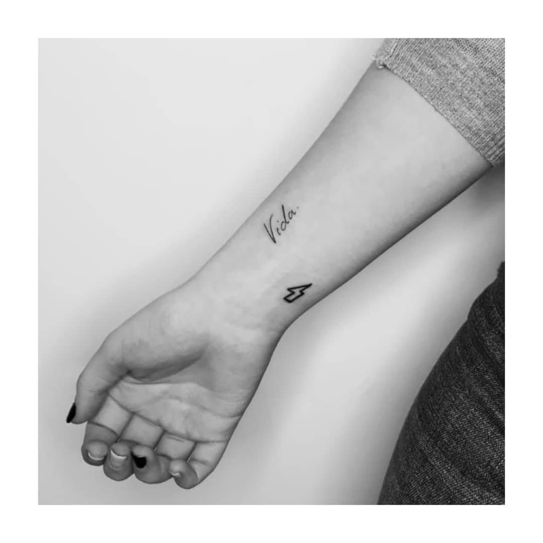 Tatuaje de matching en mano, línea fina Sinkply Madrid