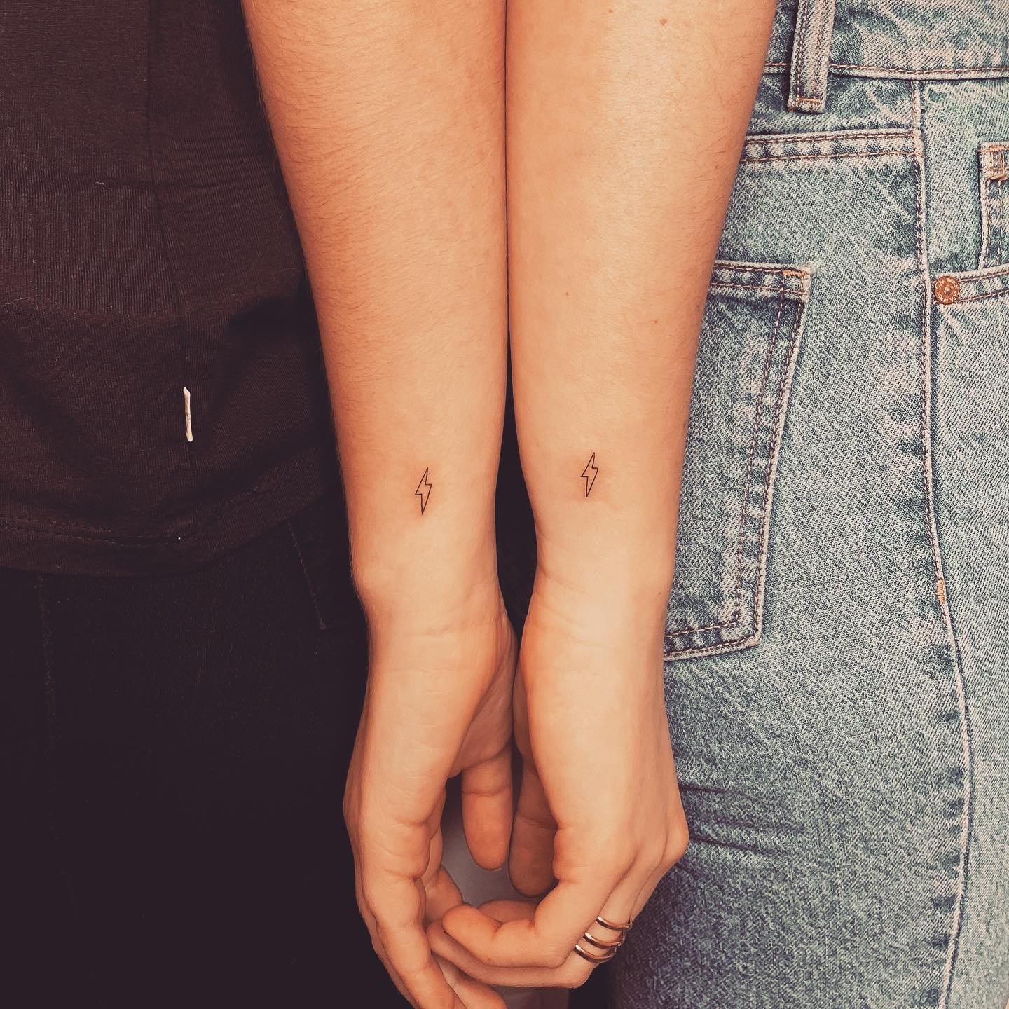 Tatuaje de matching en mano, línea fina Sinkply Madrid