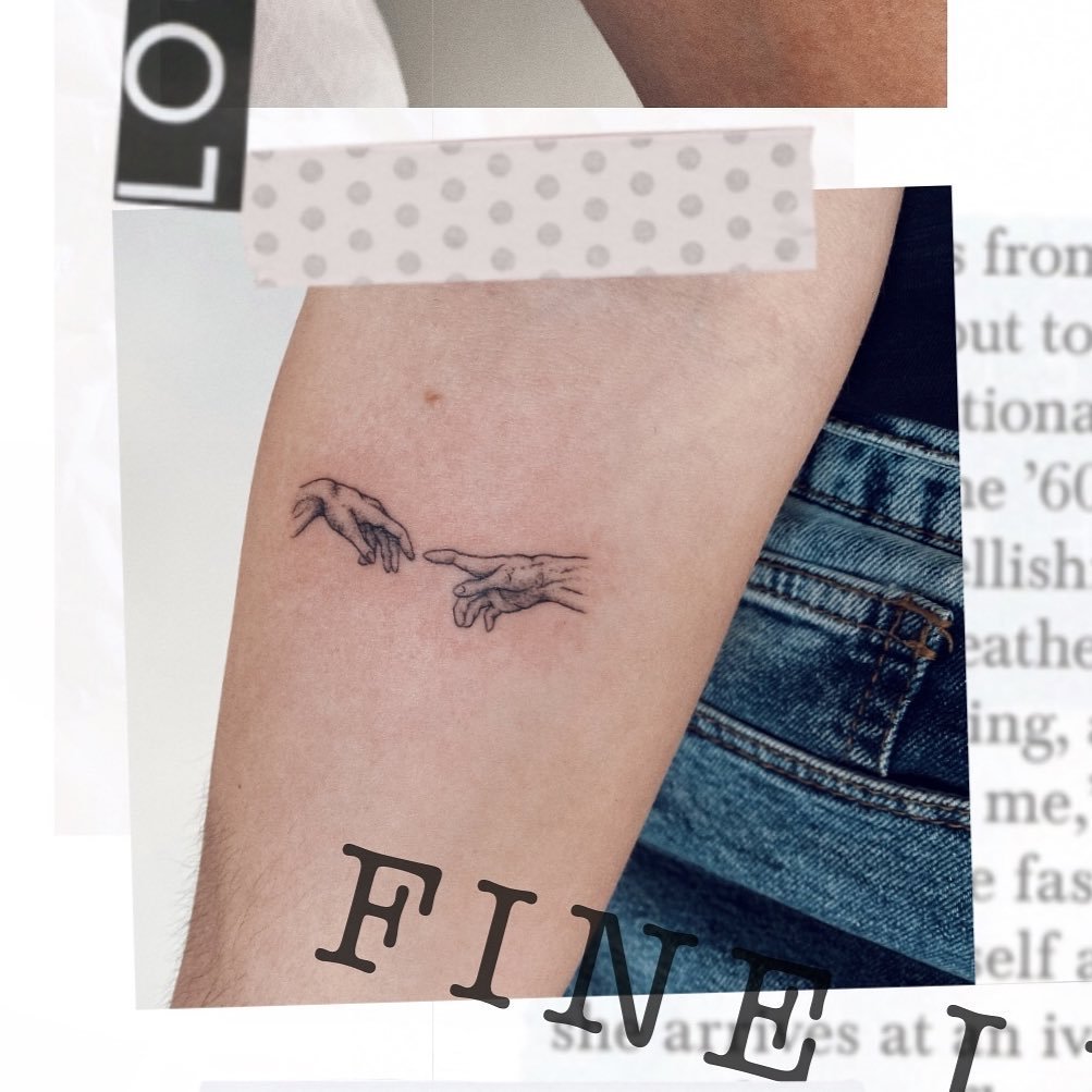 Tatuaje de matching en mano, línea fina Sinkply Madrid