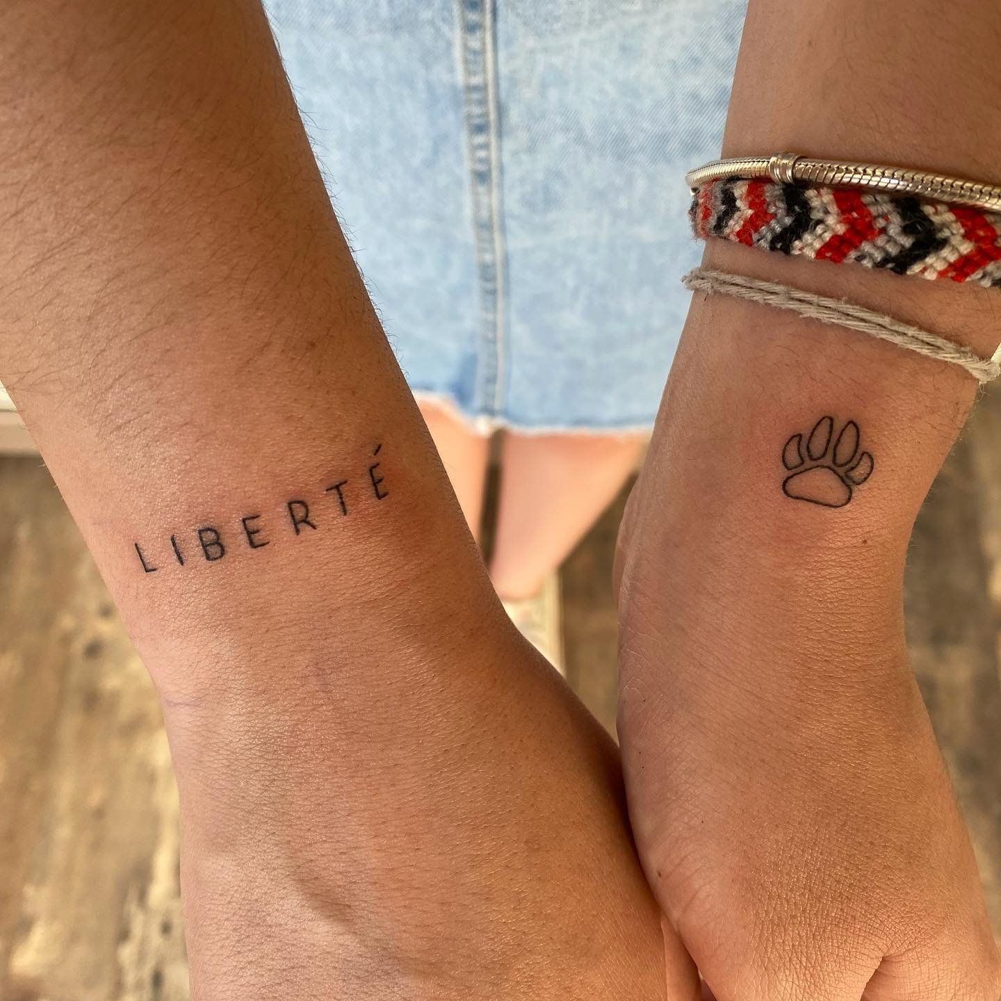 Tatuaje de matching en mano, línea fina Sinkply Madrid