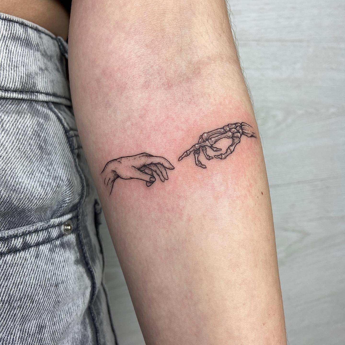 Tatuaje de matching en mano, línea fina Sinkply Madrid