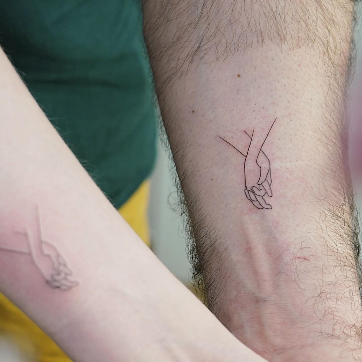Tatuaje de matching en mano, línea fina Sinkply Madrid