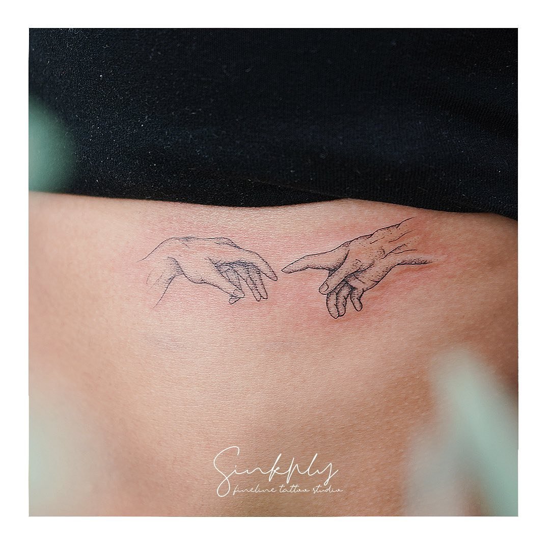 Tatuaje de matching en mano, línea fina Sinkply Madrid