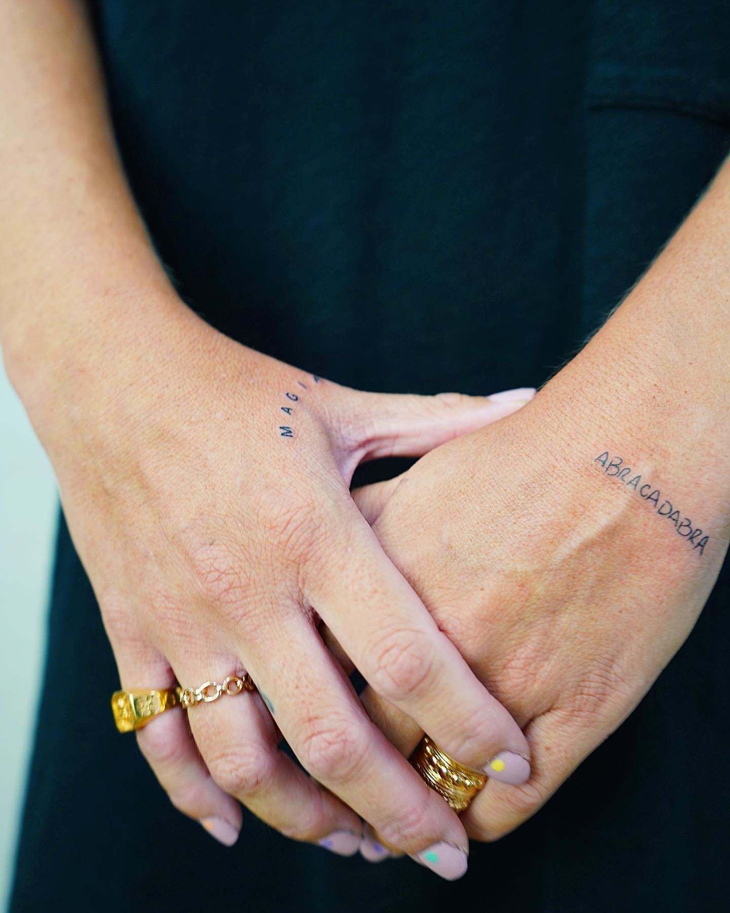 Tatuaje de matching en mano, línea fina Sinkply Madrid