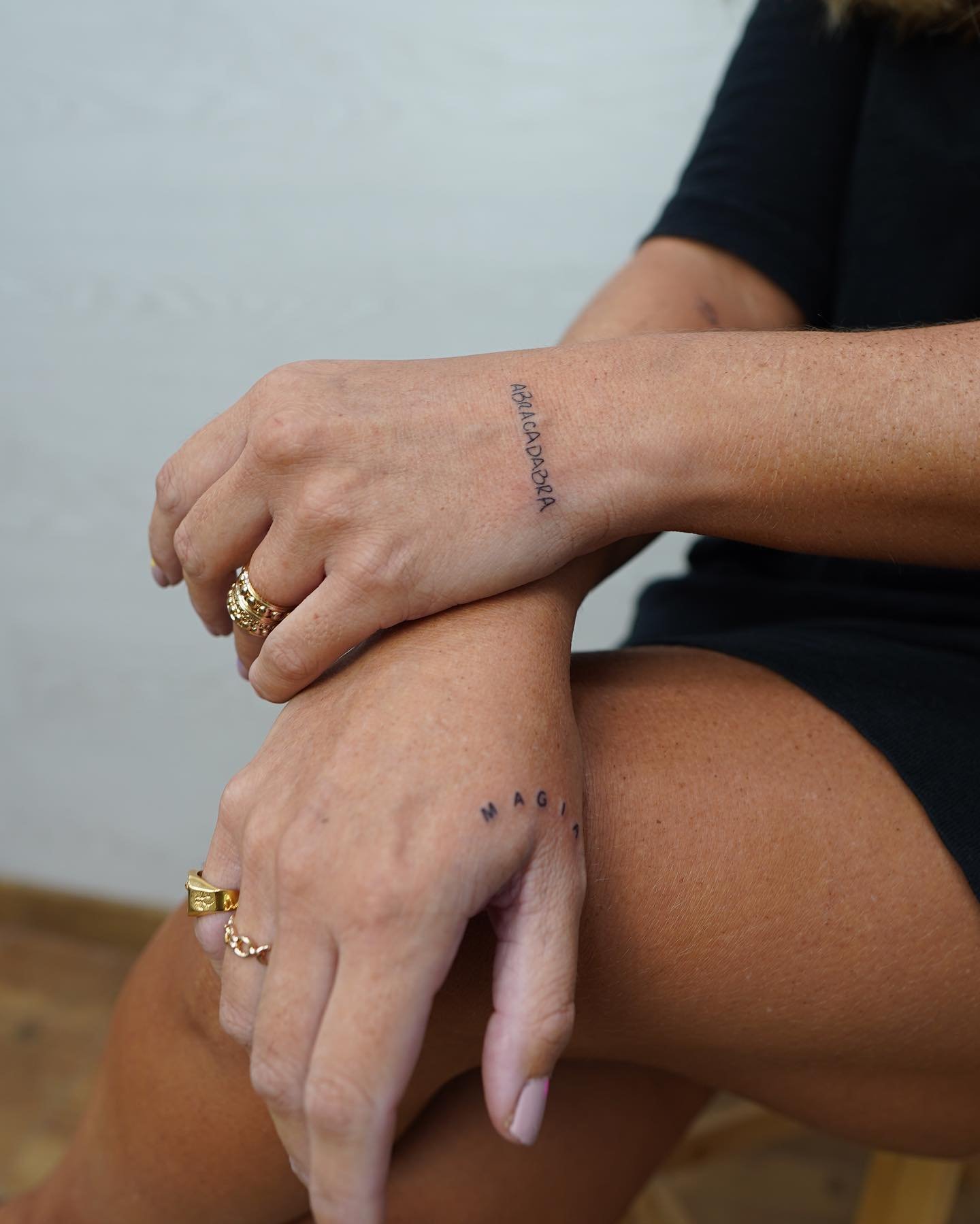 Tatuaje de matching en mano, línea fina Sinkply Madrid