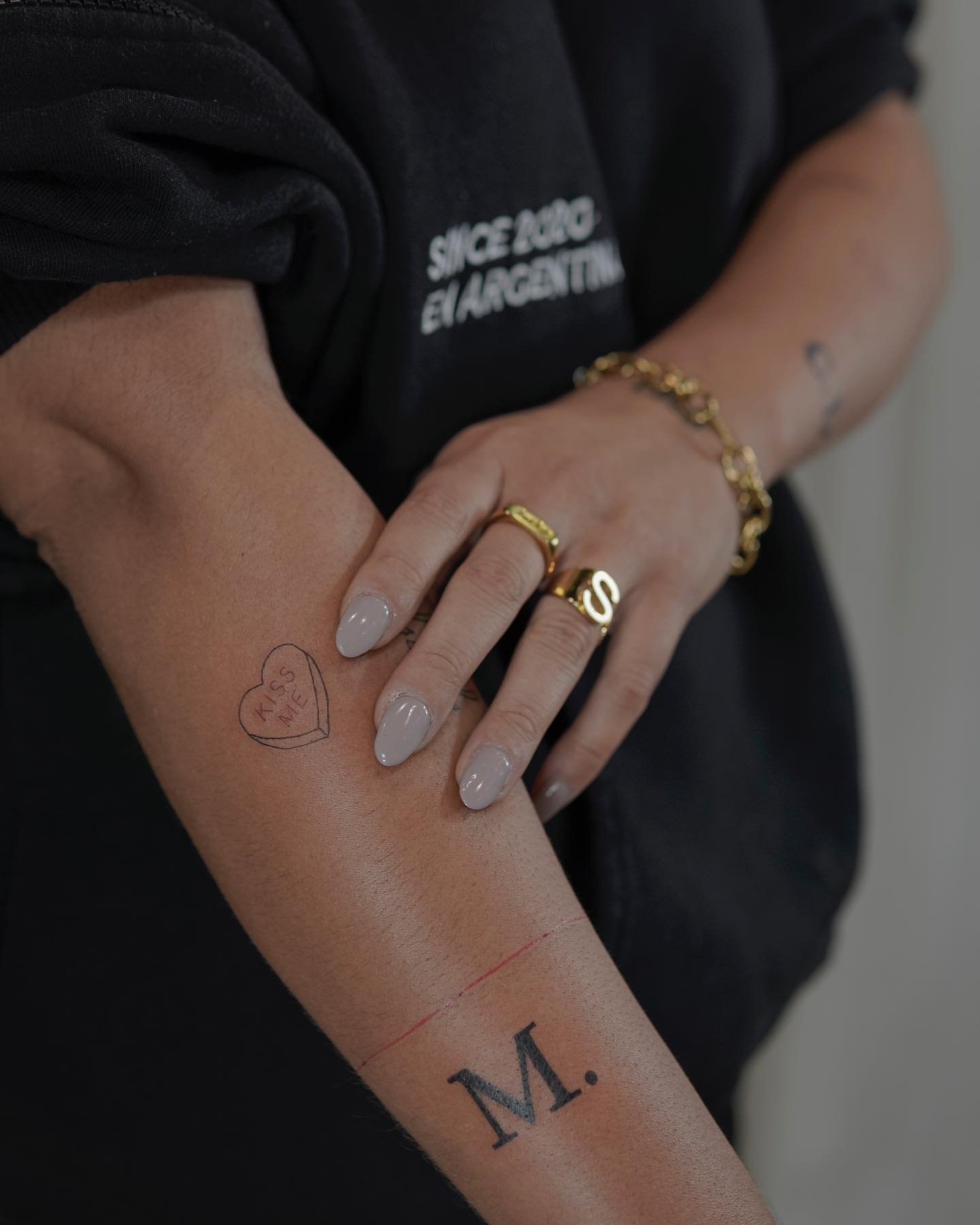 Tatuaje de matching en mano, línea fina Sinkply Madrid