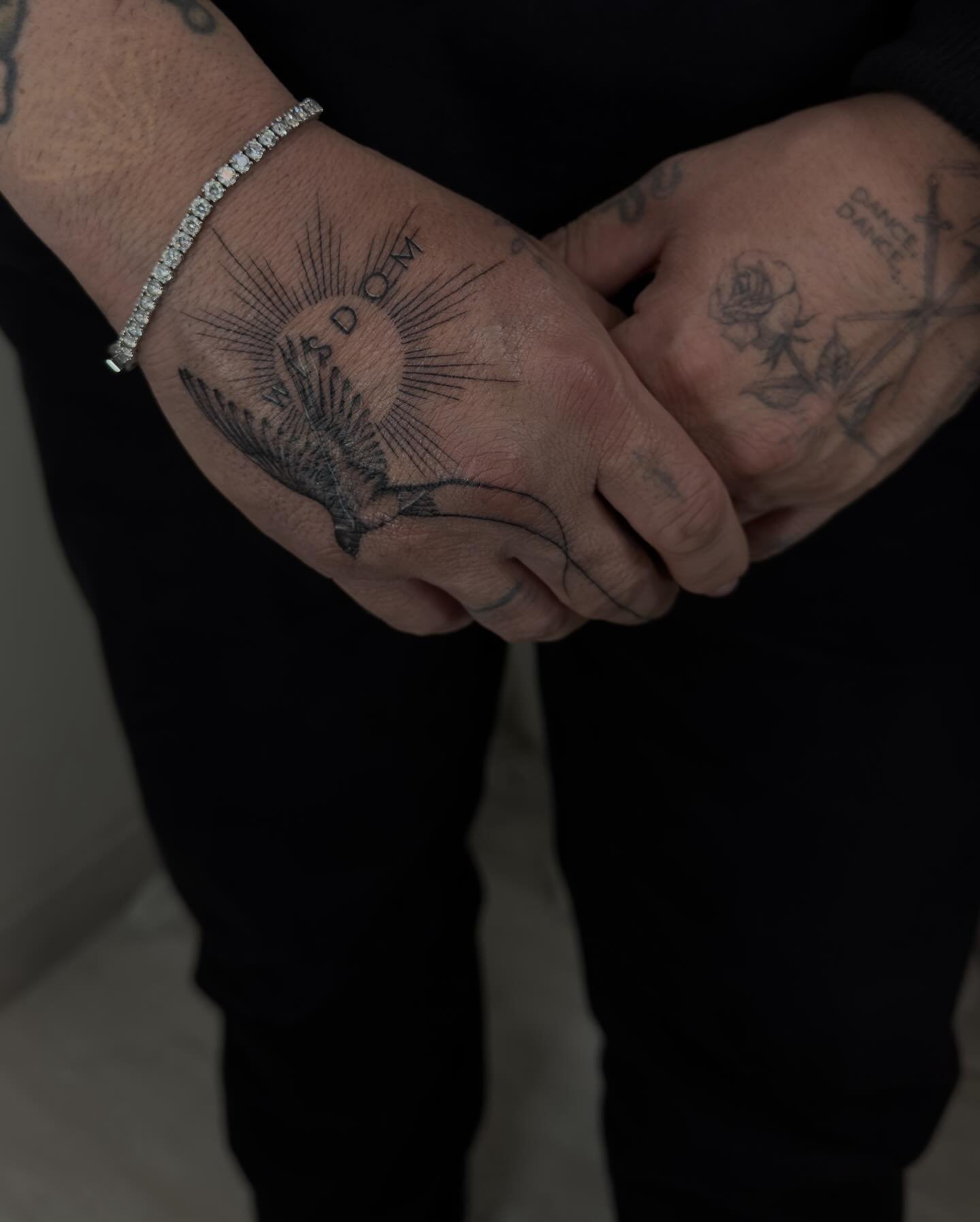 Tatuaje de matching en mano, línea fina Sinkply Madrid
