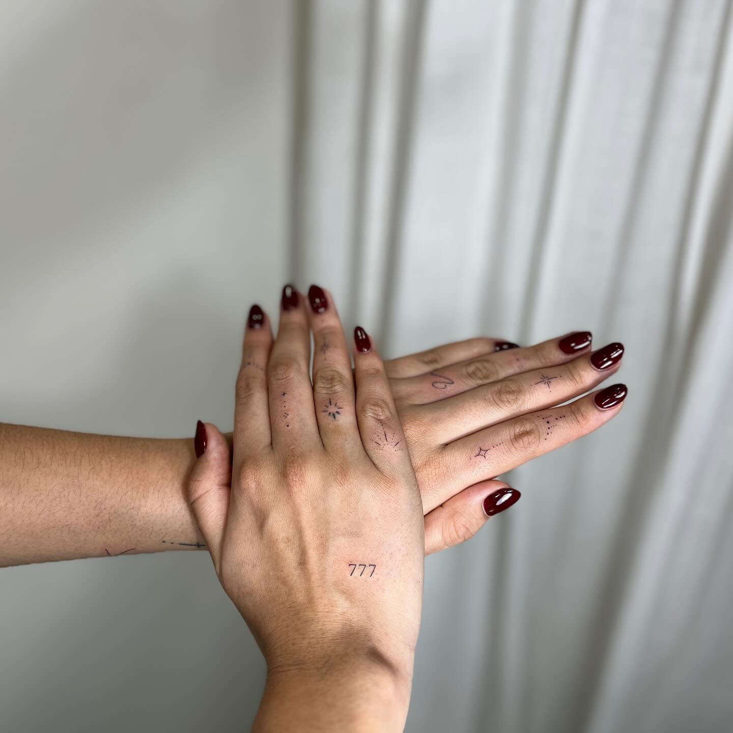 Tatuaje de matching en mano, línea fina Sinkply Madrid