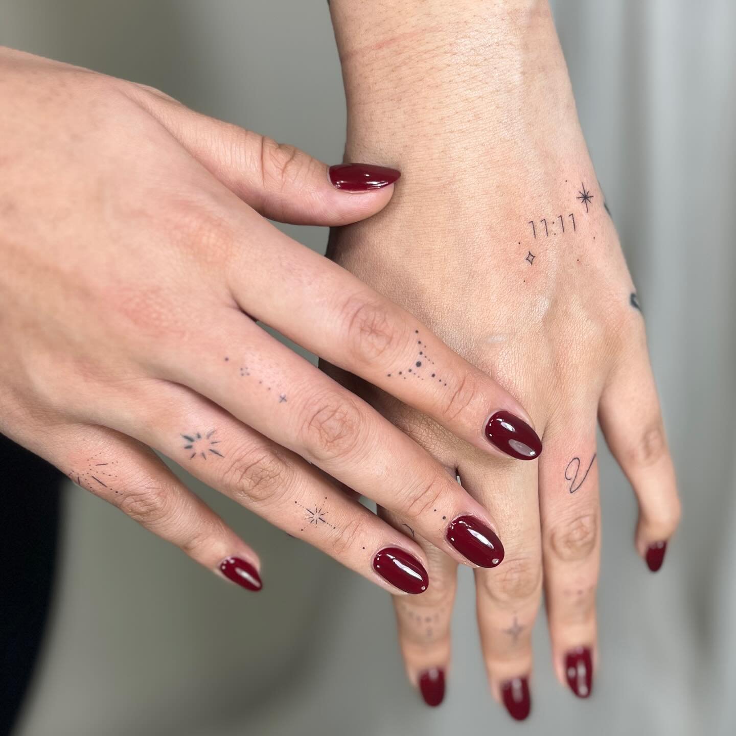 Tatuaje de matching en mano, línea fina Sinkply Madrid