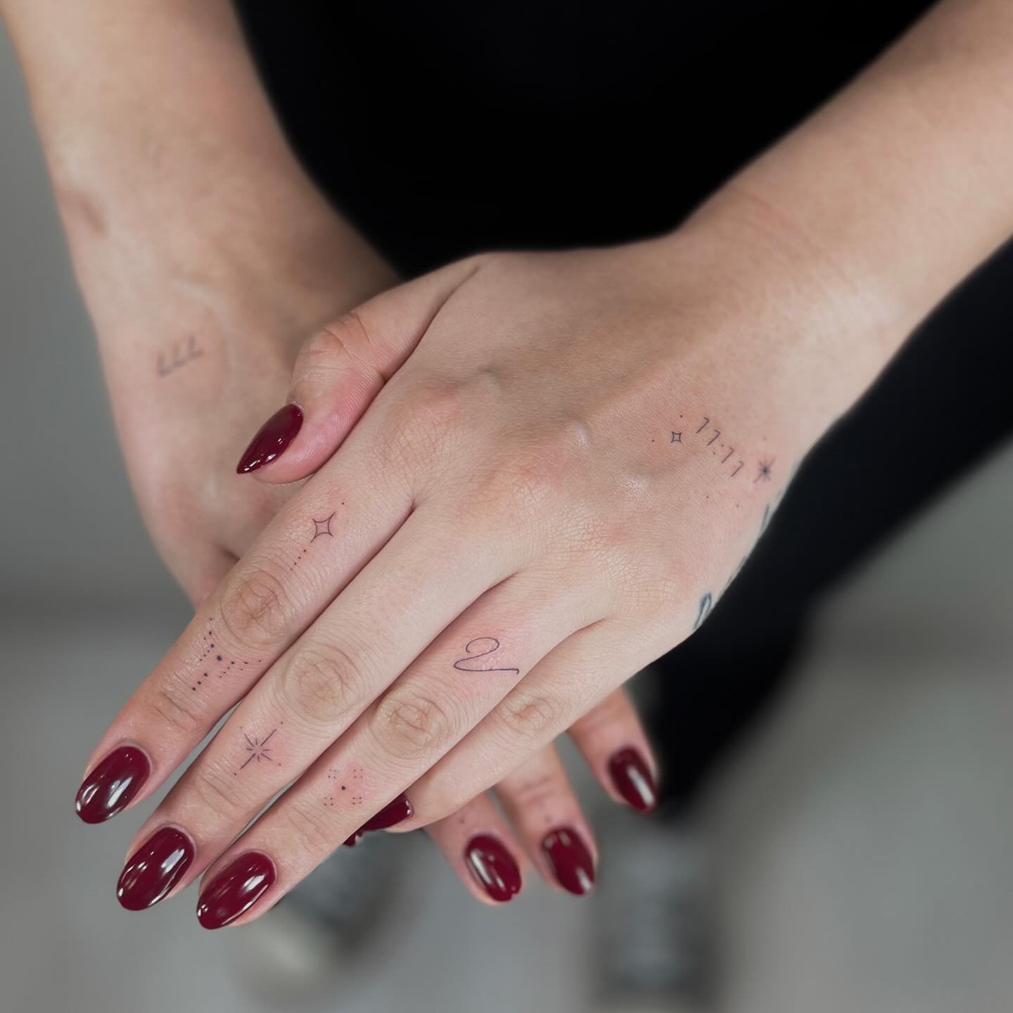 Tatuaje de matching en mano, línea fina Sinkply Madrid