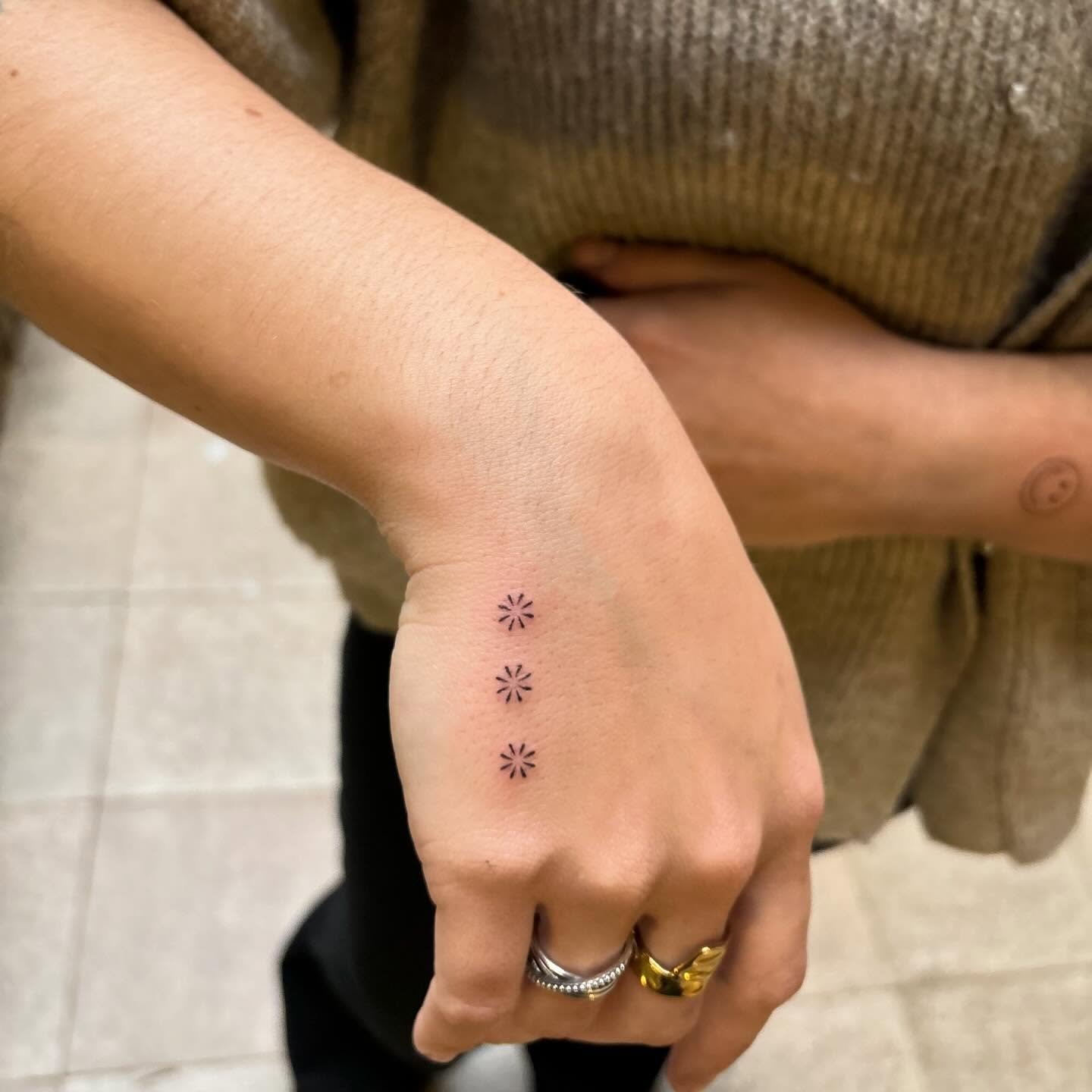 Tatuaje de matching en mano, línea fina Sinkply Madrid
