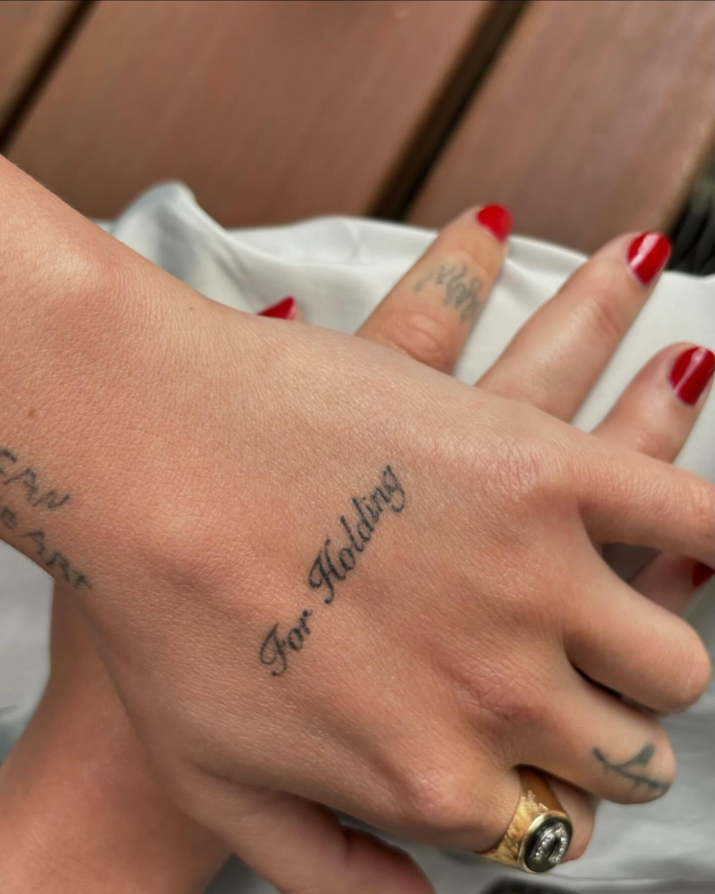 Tatuaje de matching en mano, línea fina Sinkply Madrid