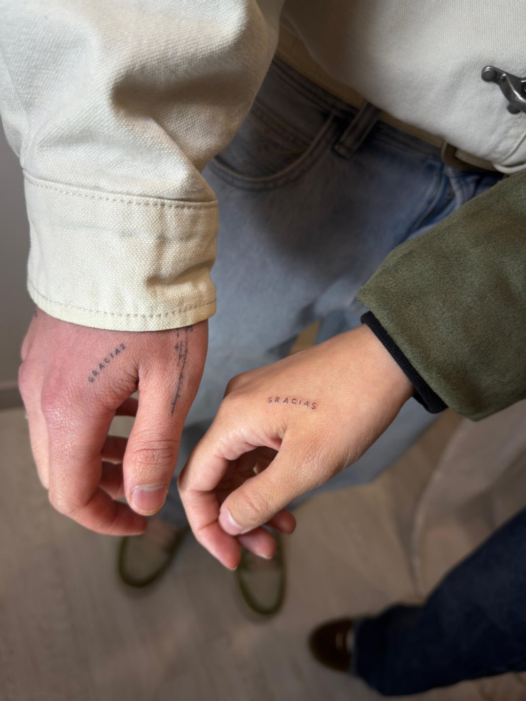 Tatuaje de matching en mano, línea fina Sinkply Madrid