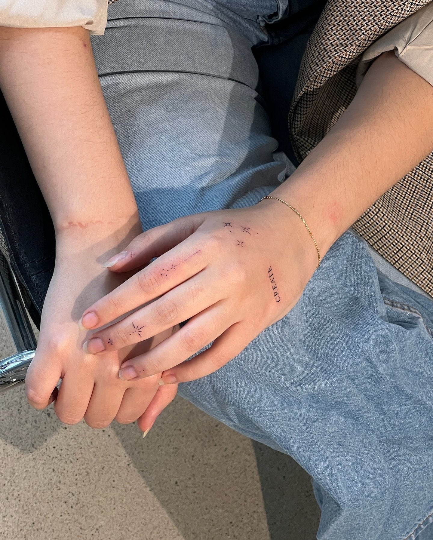 Tatuaje de matching en mano, línea fina Sinkply Madrid