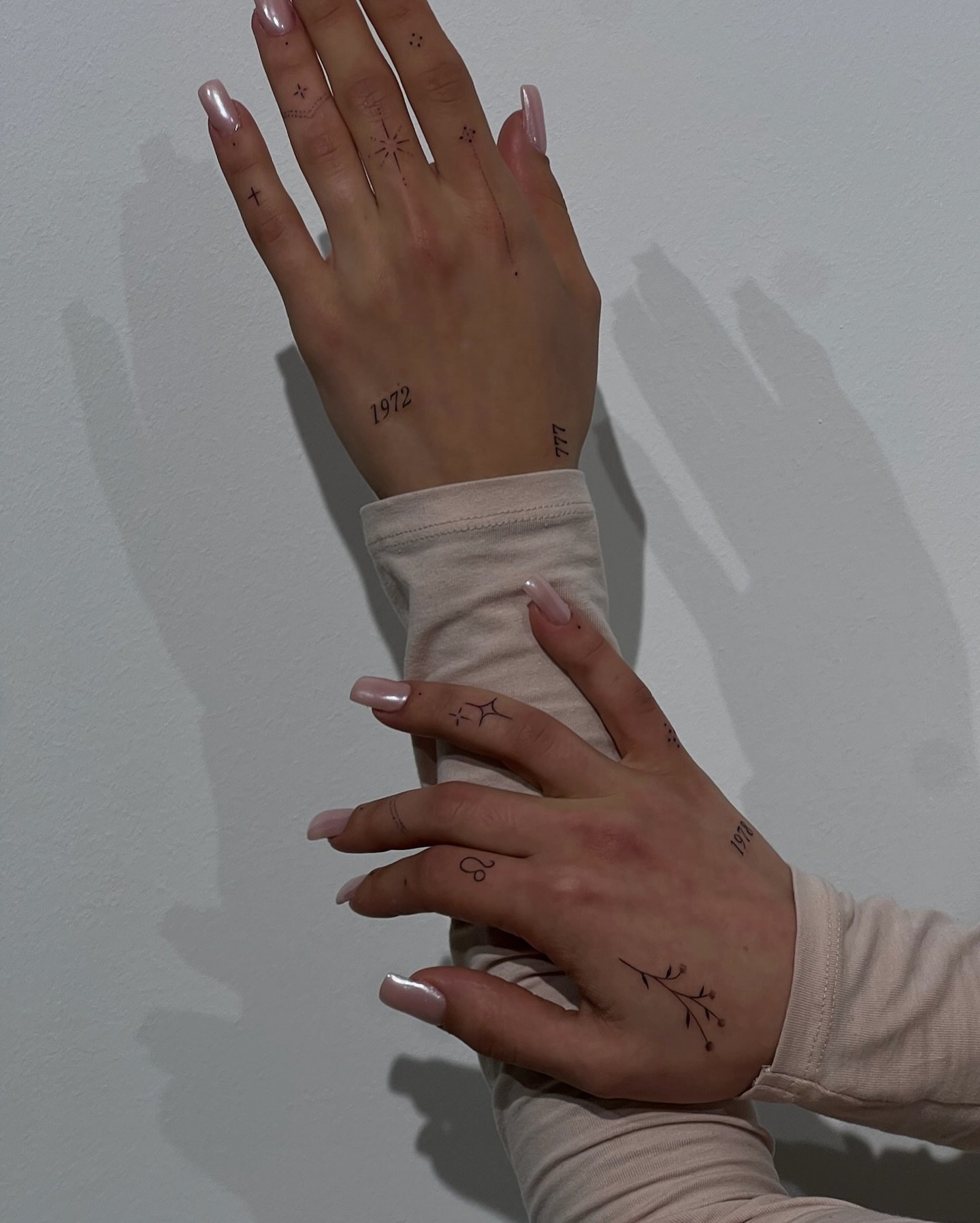 Tatuaje de matching en mano, línea fina Sinkply Madrid
