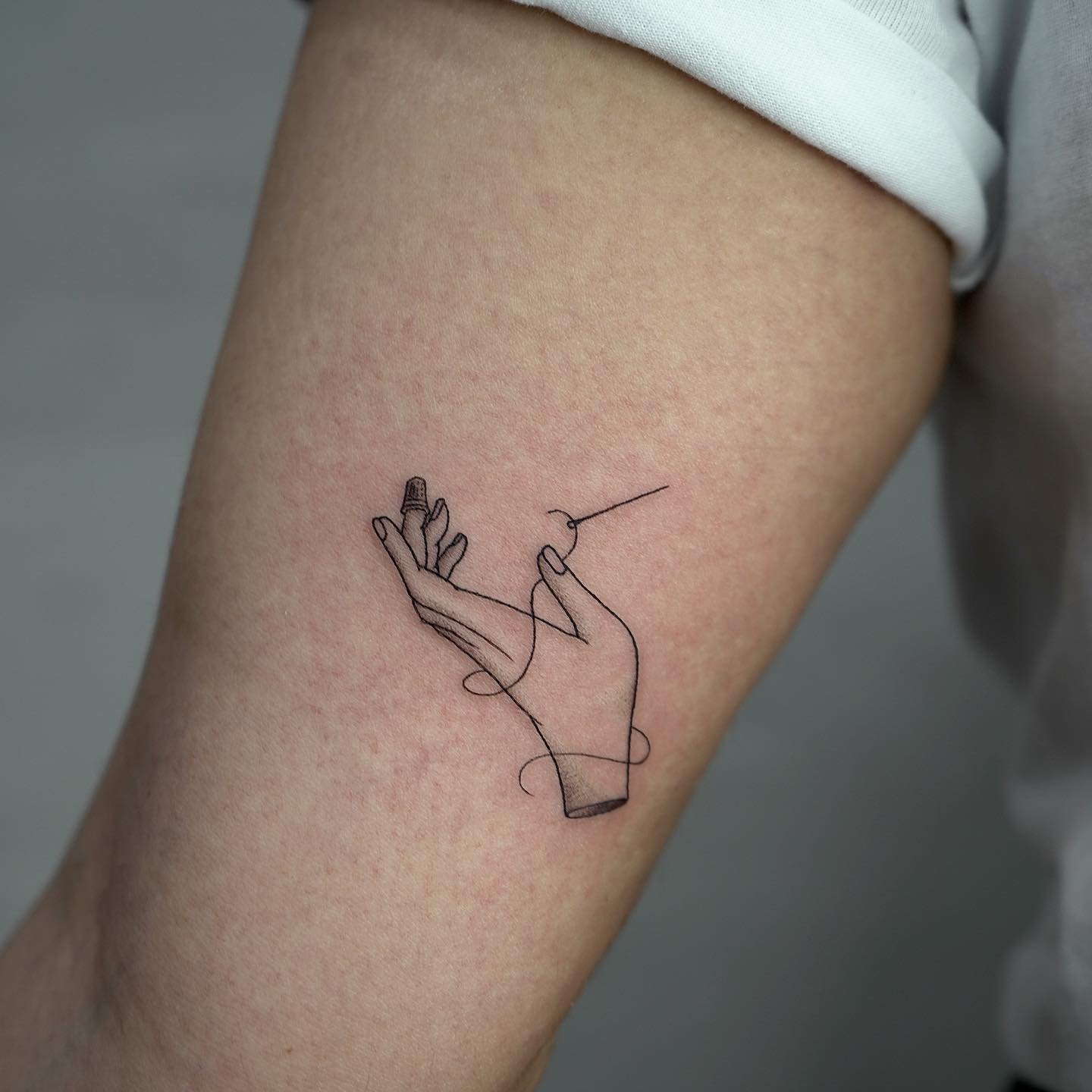 Tatuaje de matching en mano, línea fina Sinkply Madrid