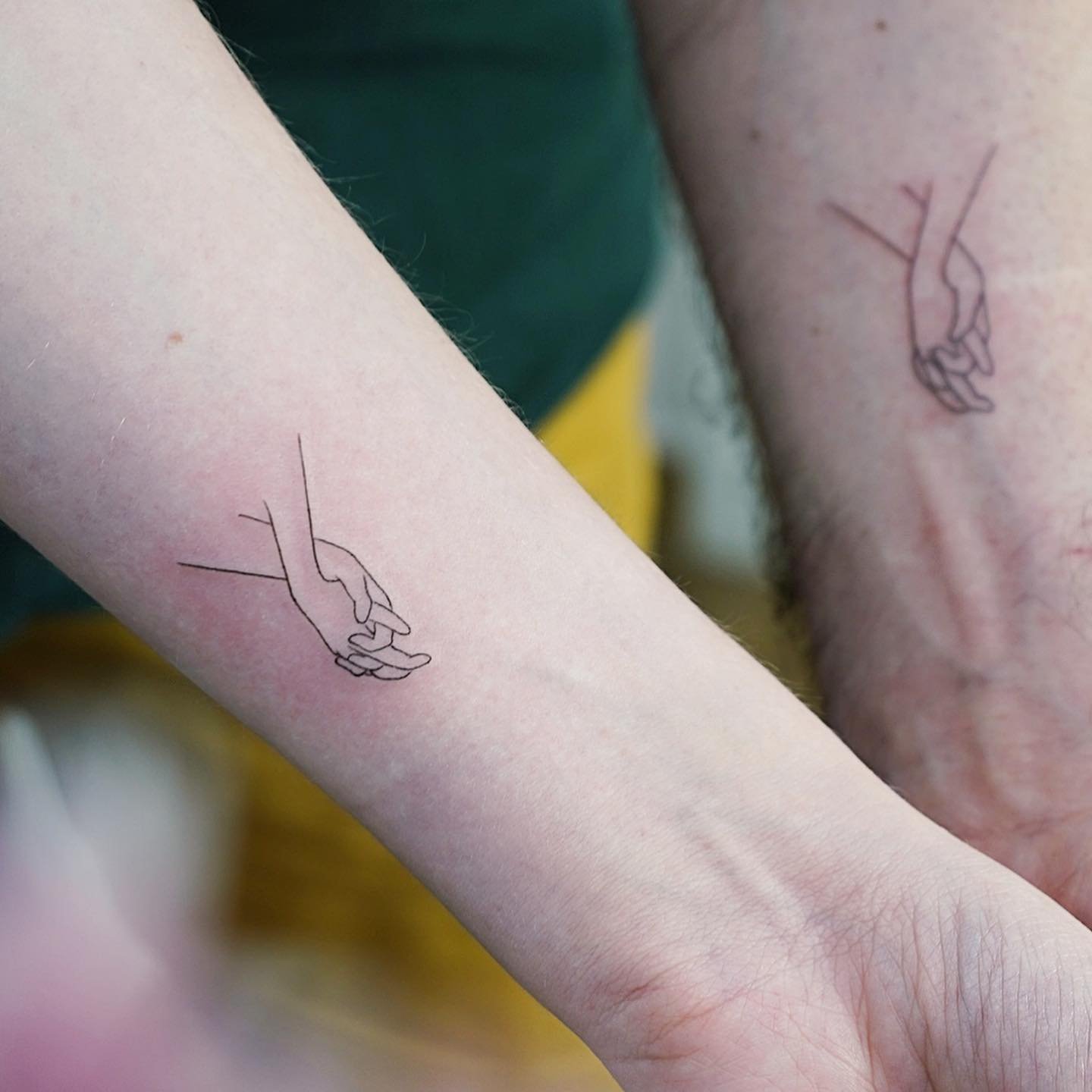 Tatuaje de matching en mano, línea fina Sinkply Madrid