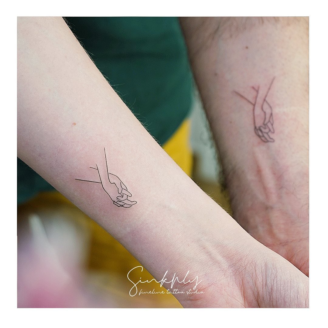 Tatuaje de matching en mano, línea fina Sinkply Madrid