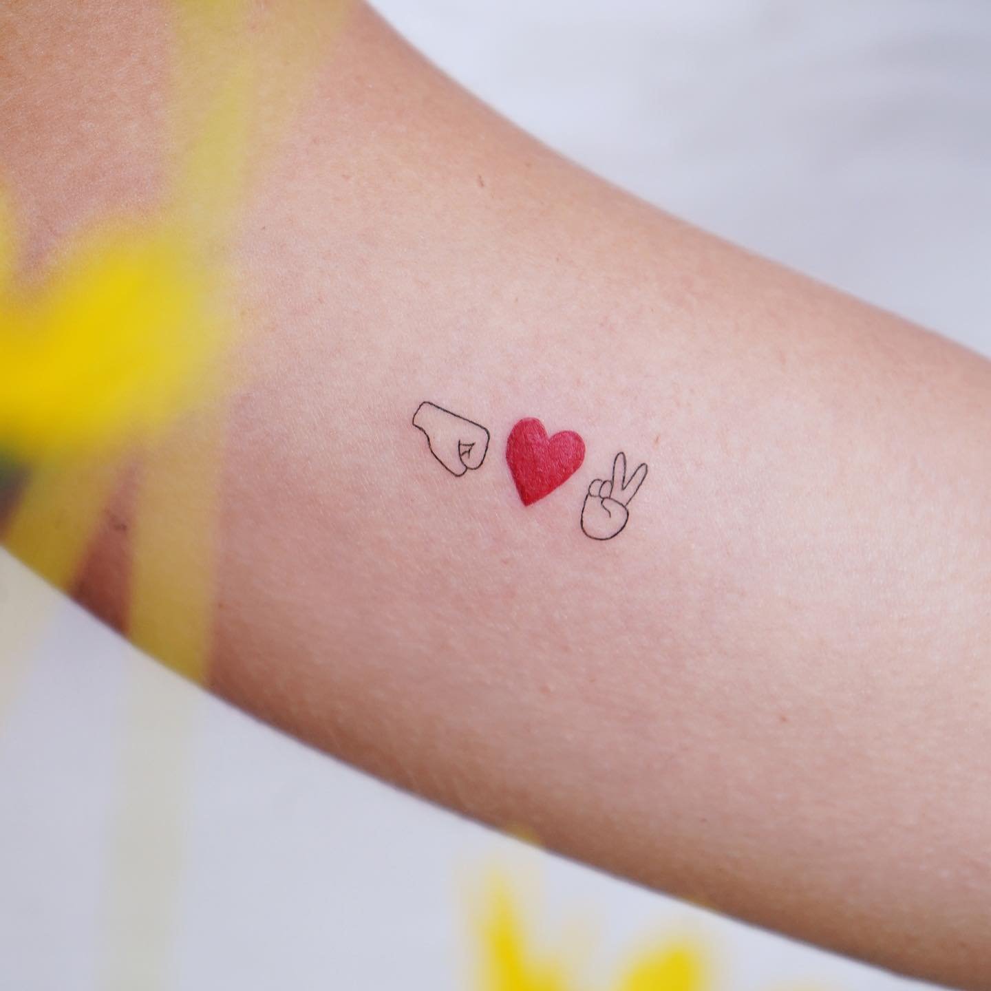 Tatuaje de matching en mano, línea fina Sinkply Madrid