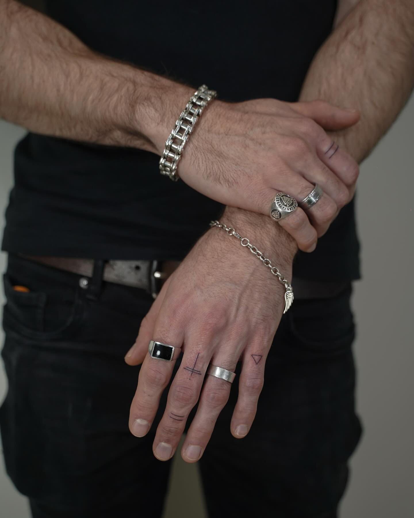 Tatuaje de matching en mano, línea fina Sinkply Madrid