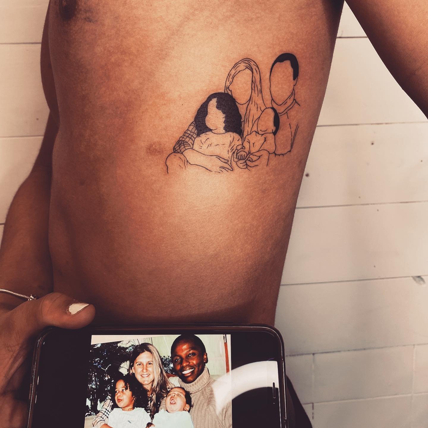 Tatuaje de matching en muslo, línea fina Sinkply Madrid