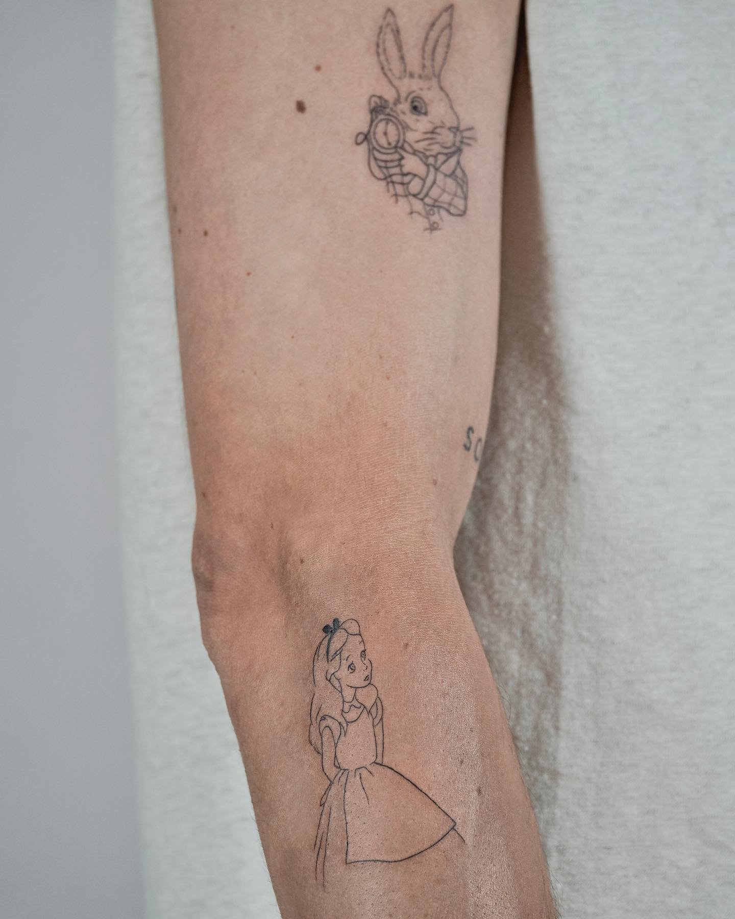 Tatuaje de matching en muslo, línea fina Sinkply Madrid