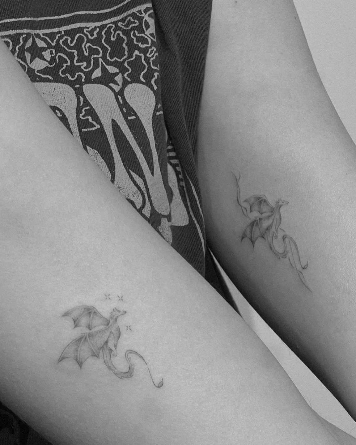 Tatuaje de matching en muslo, línea fina Sinkply Madrid