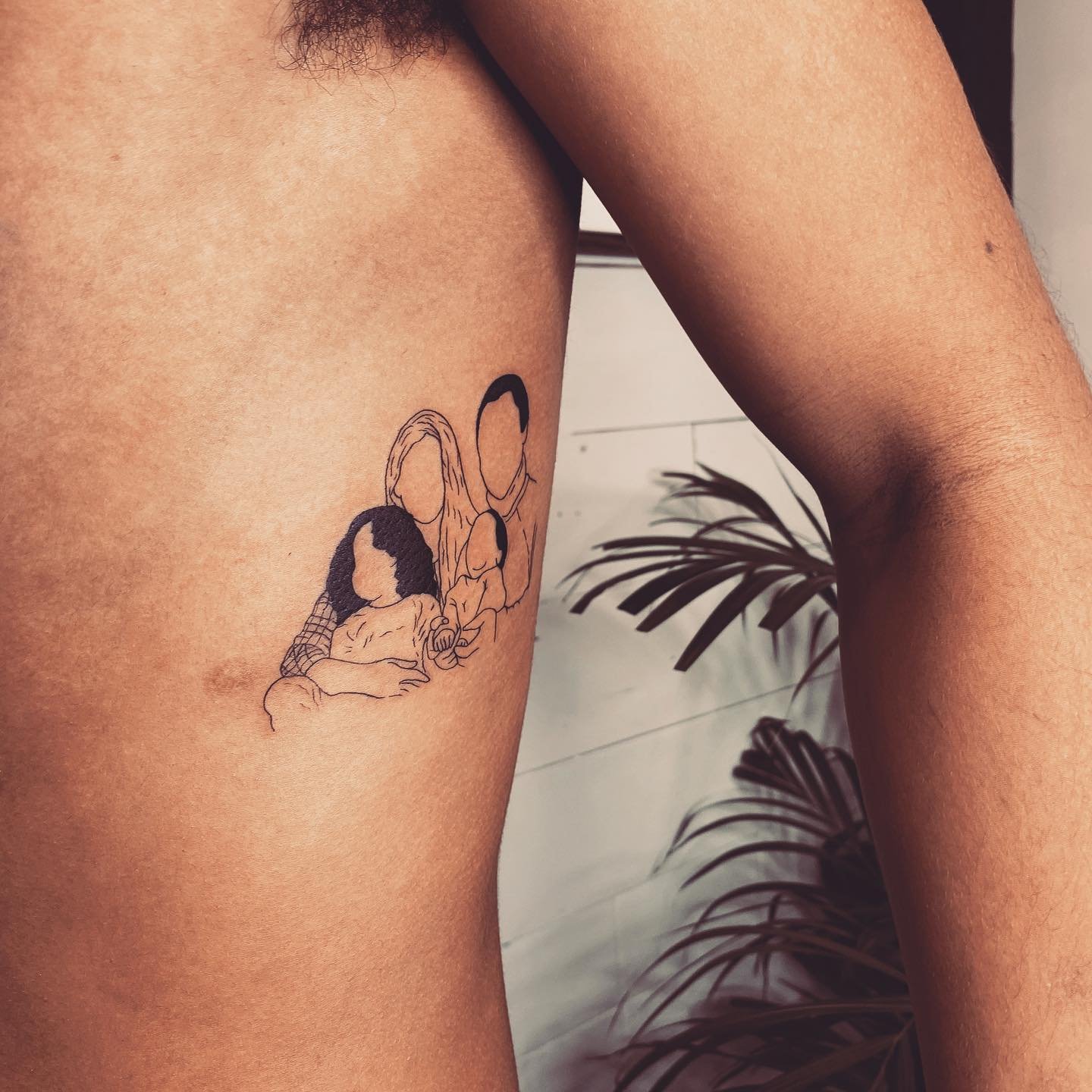 Tatuaje de matching en muslo, línea fina Sinkply Madrid