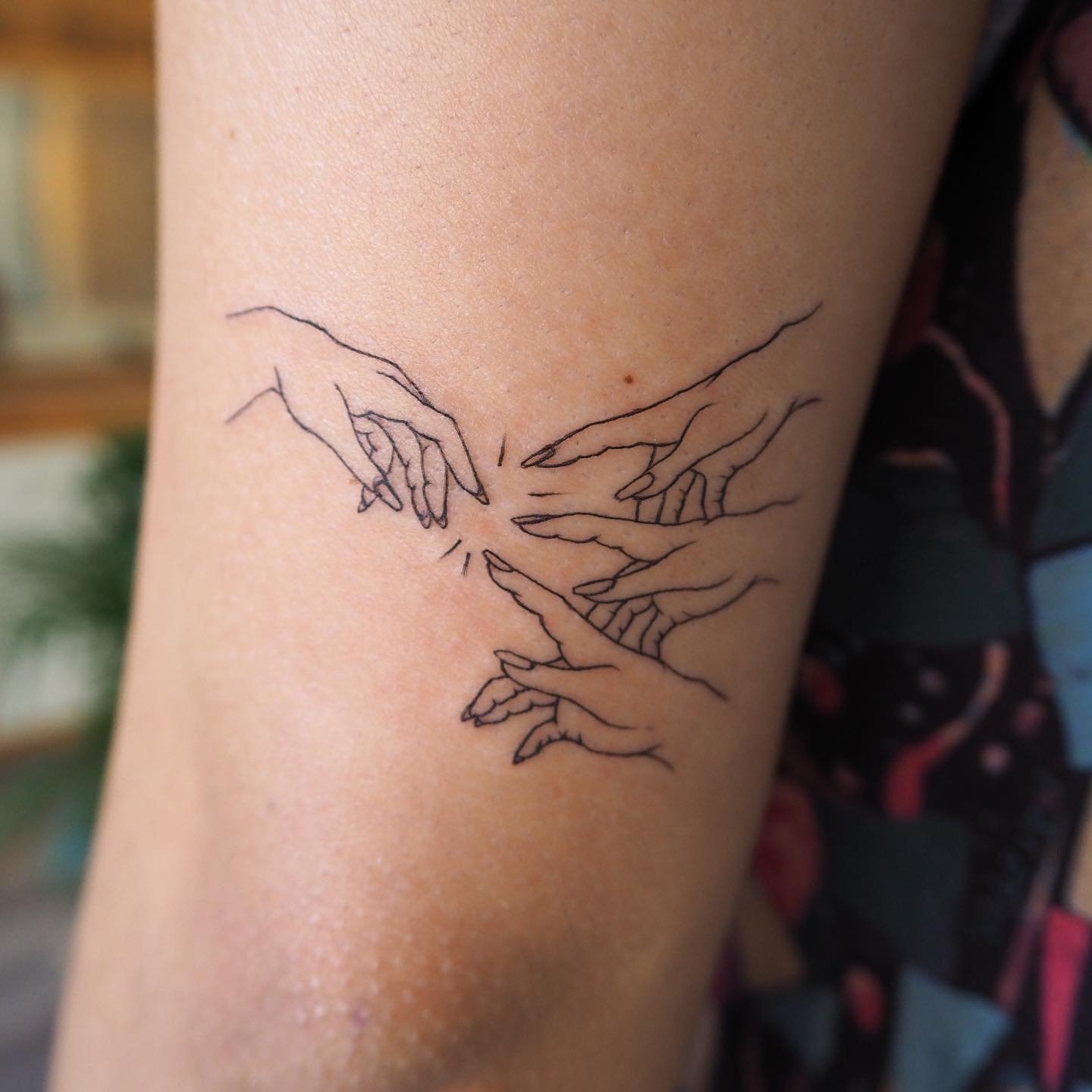 Tatuaje de matching en muslo, línea fina Sinkply Madrid
