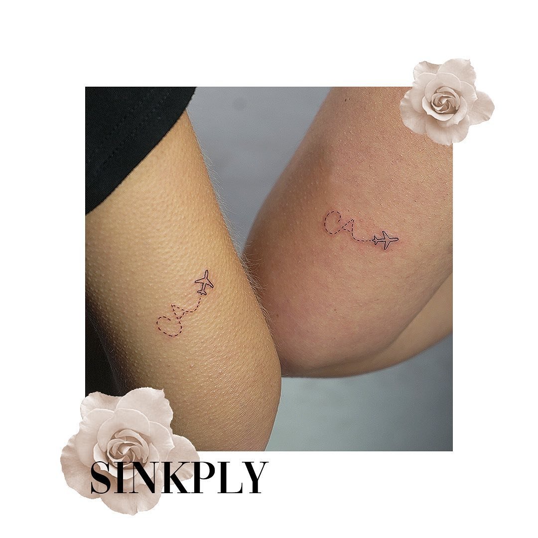 Tatuaje de matching en muslo, línea fina Sinkply Madrid