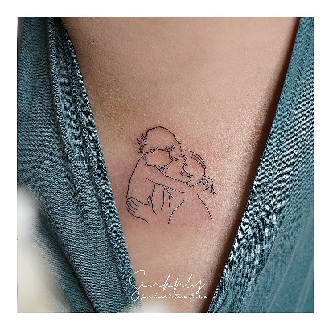 Tatuaje de matching en muslo, línea fina Sinkply Madrid
