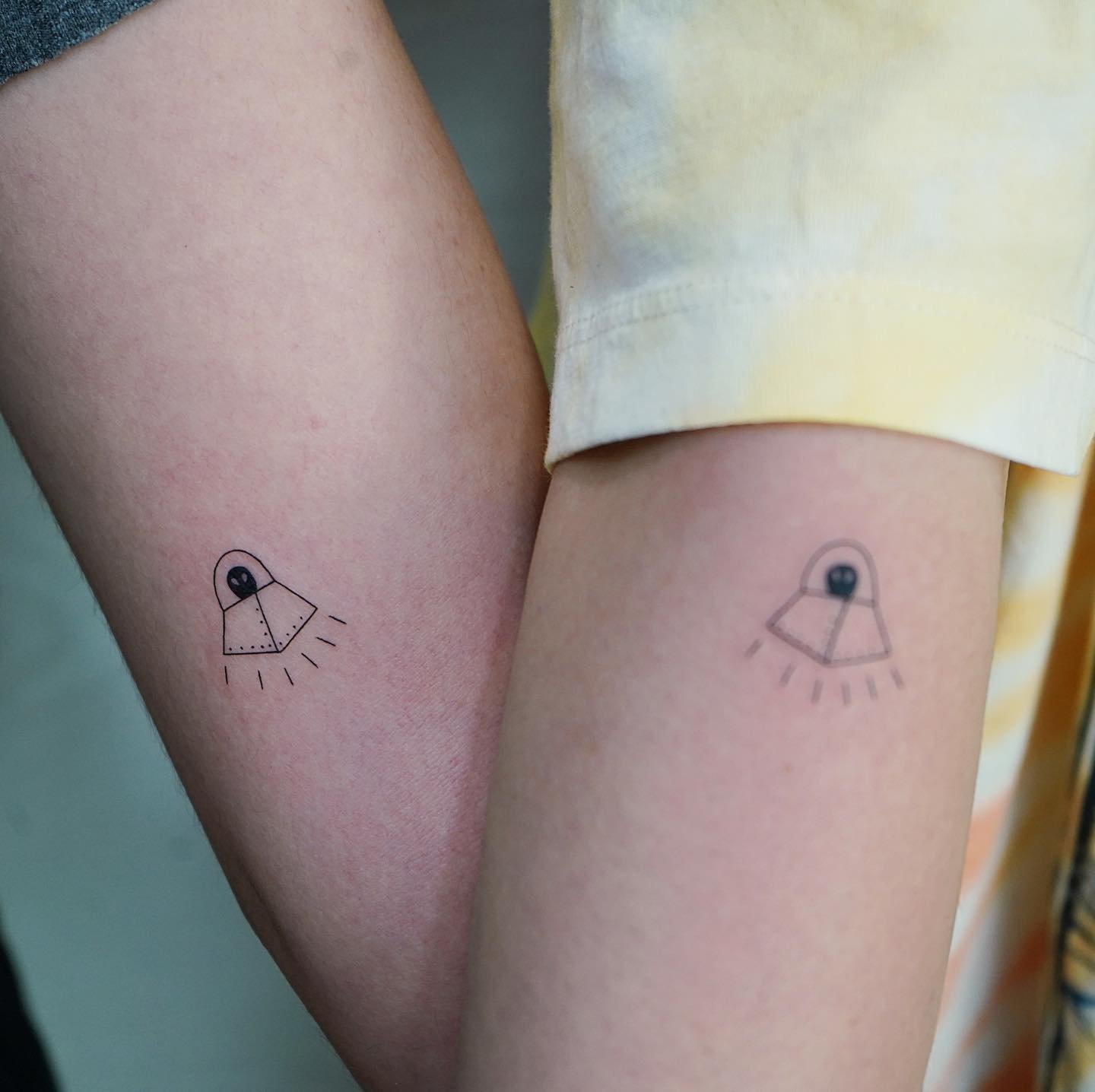 Tatuaje de matching en muslo, línea fina Sinkply Madrid