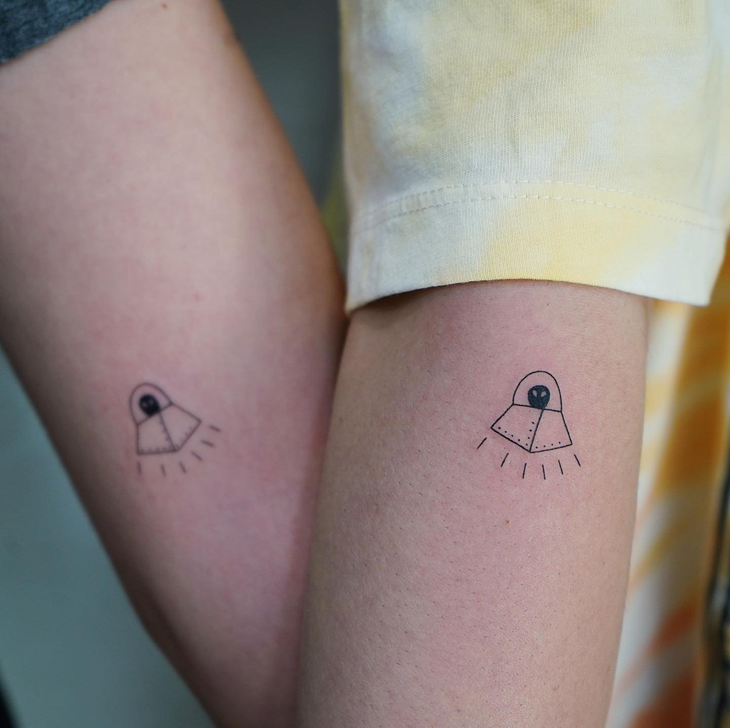 Tatuaje de matching en muslo, línea fina Sinkply Madrid