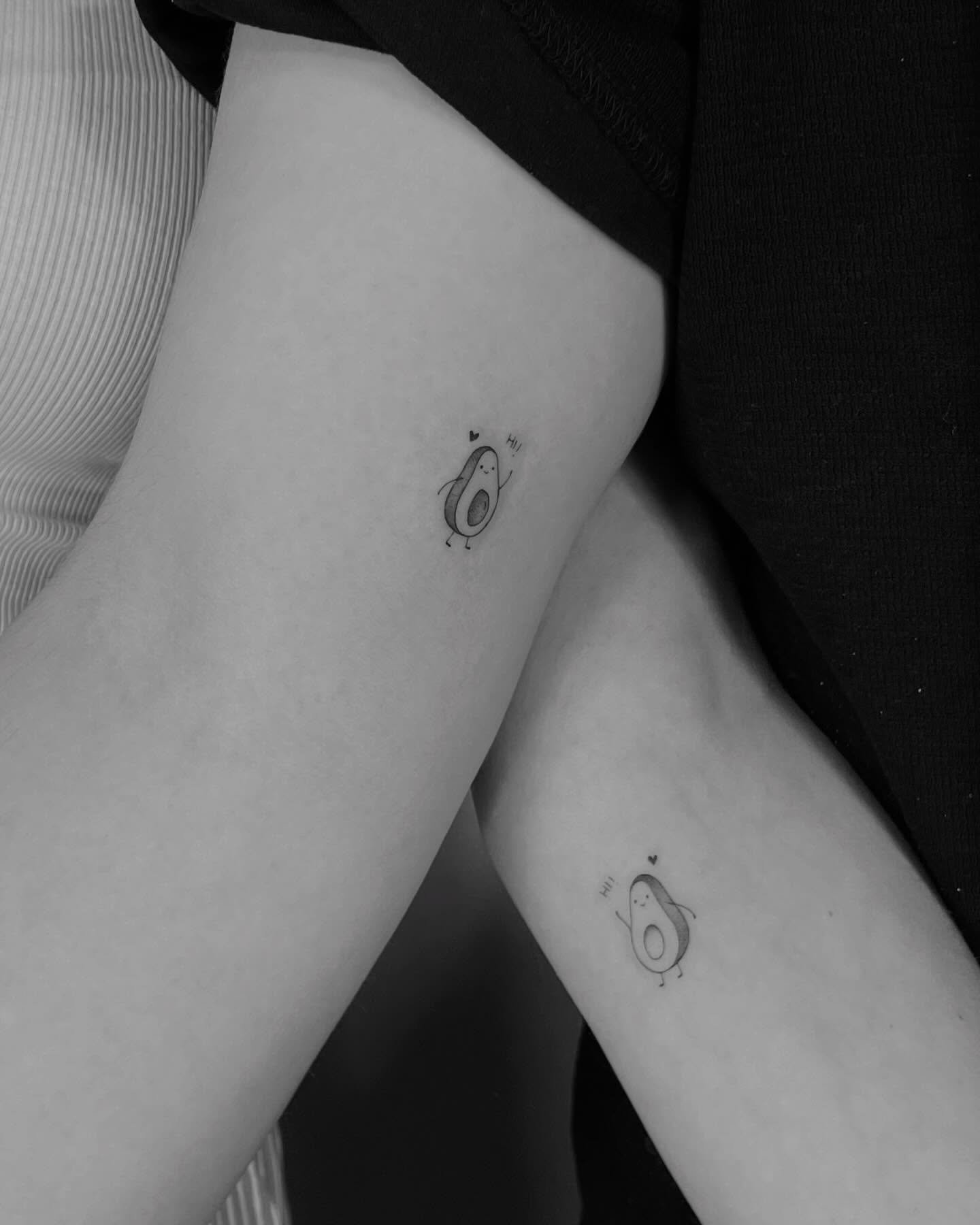 Tatuaje de matching en muslo, línea fina Sinkply Madrid