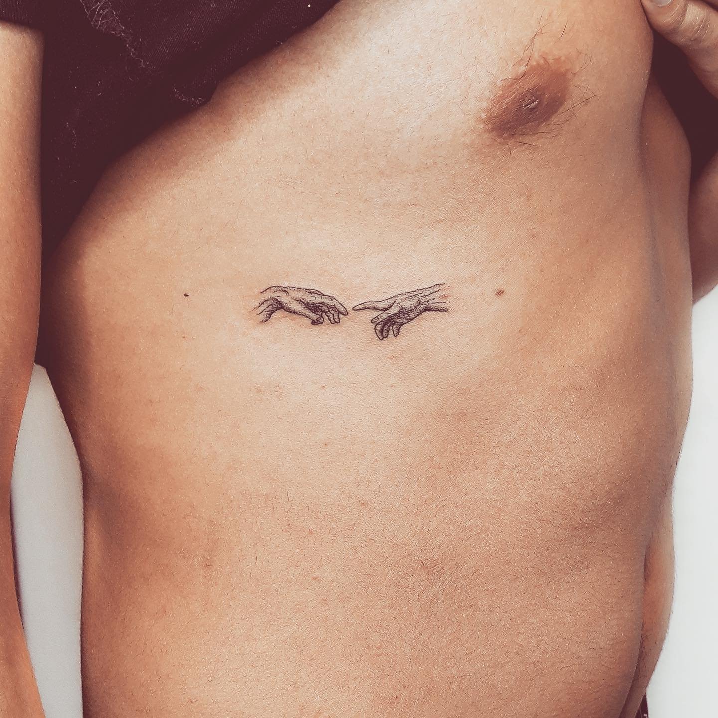 Tatuaje de matching en pecho, línea fina Sinkply Madrid