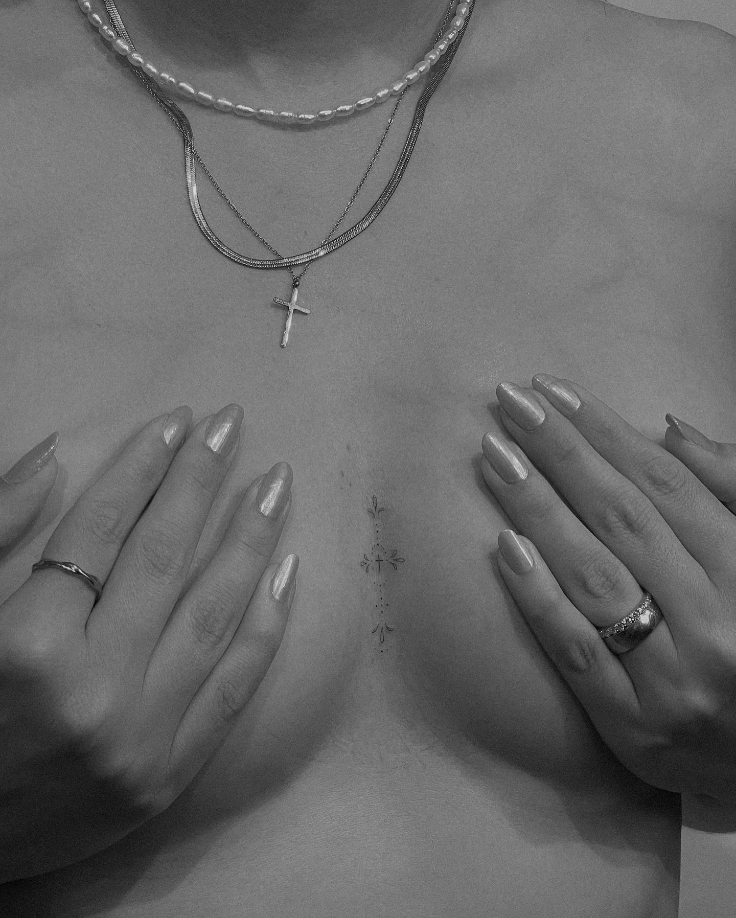 Tatuaje de matching en pecho, línea fina Sinkply Madrid