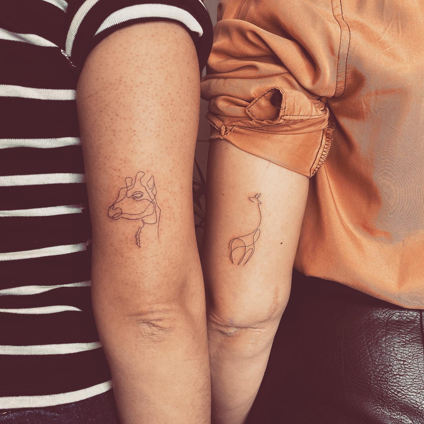 Tatuaje de matching en pierna, línea fina Sinkply Madrid