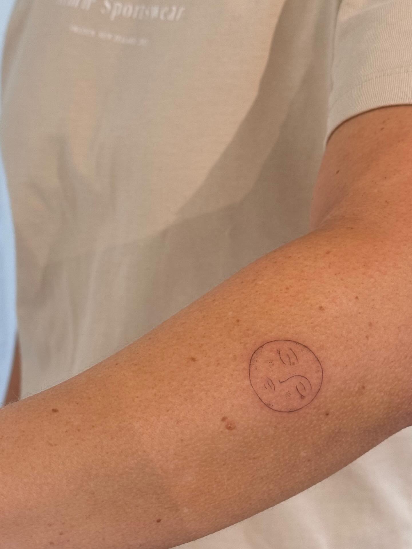 Tatuaje de ornamental en antebrazo, línea fina Sinkply Madrid