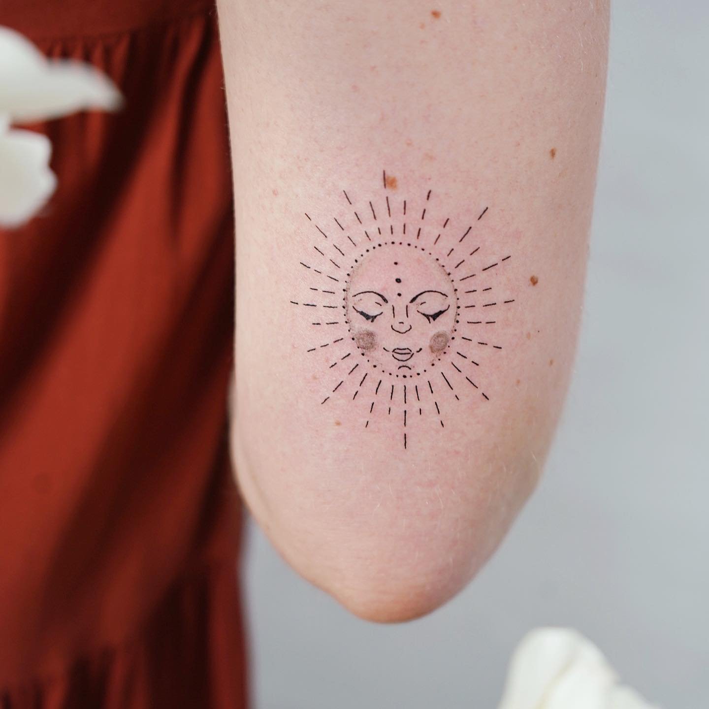 Tatuaje de ornamental en antebrazo, línea fina Sinkply Madrid