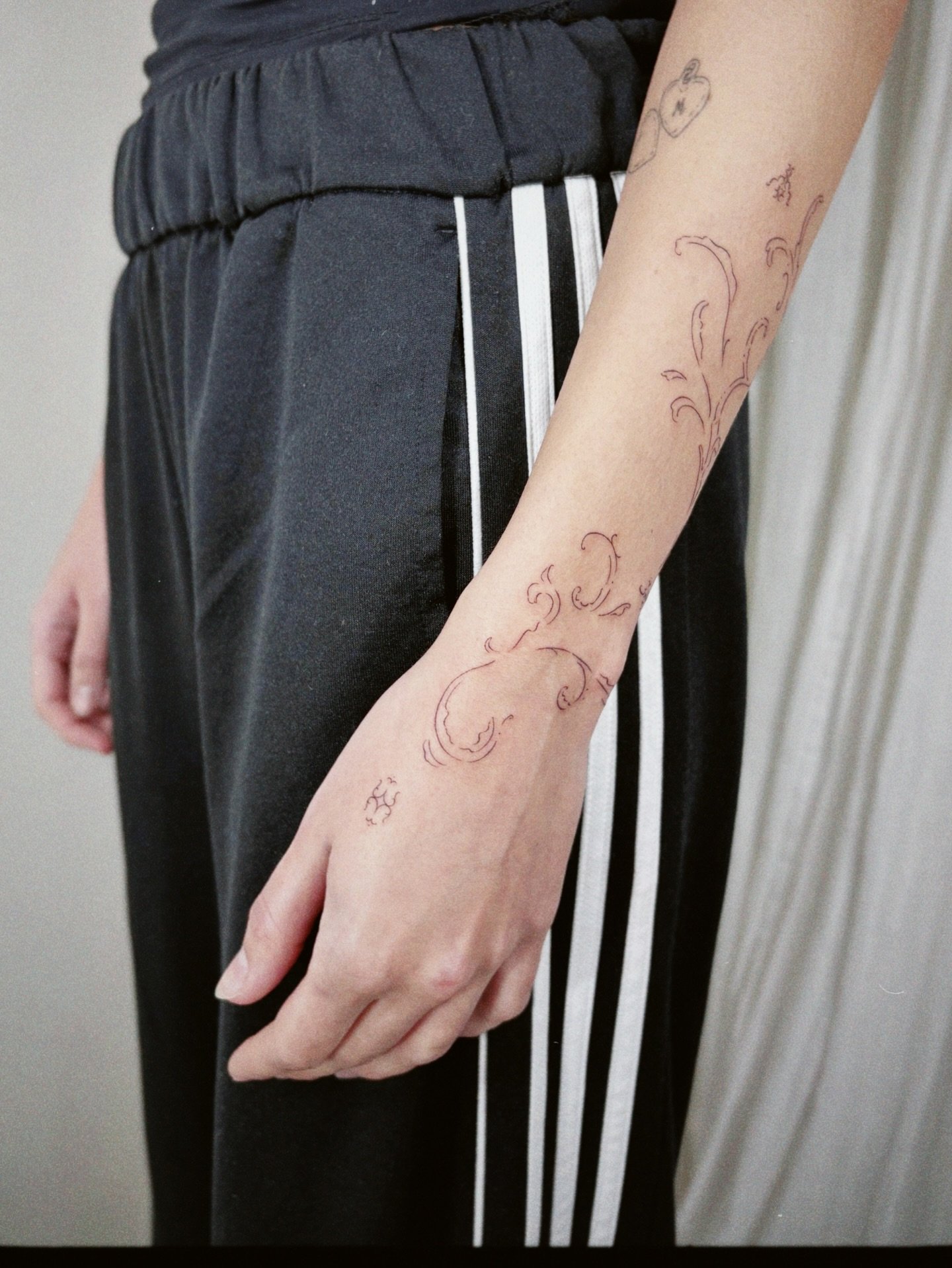 Tatuaje de ornamental en antebrazo, línea fina Sinkply Madrid