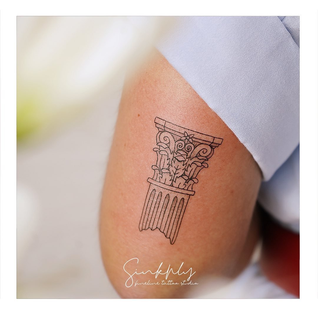 Tatuaje de ornamental en antebrazo, línea fina Sinkply Madrid