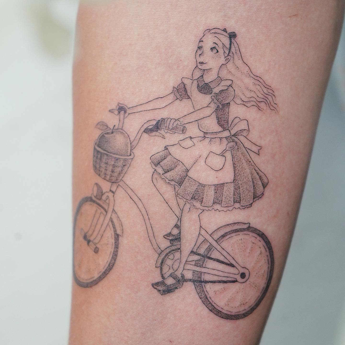 Tatuaje de ornamental en antebrazo, línea fina Sinkply Madrid
