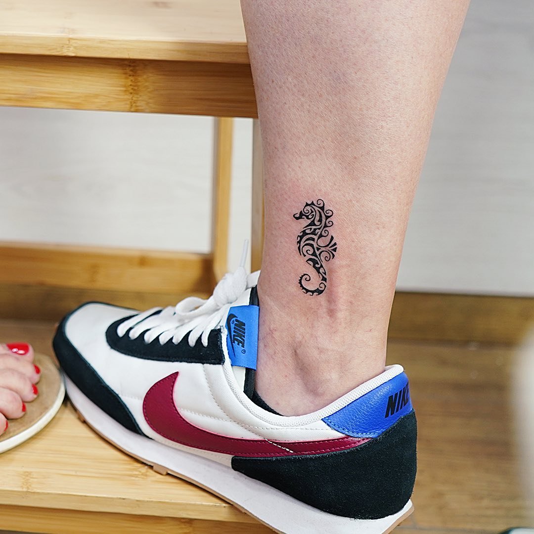 Tatuaje de ornamental en antebrazo, línea fina Sinkply Madrid