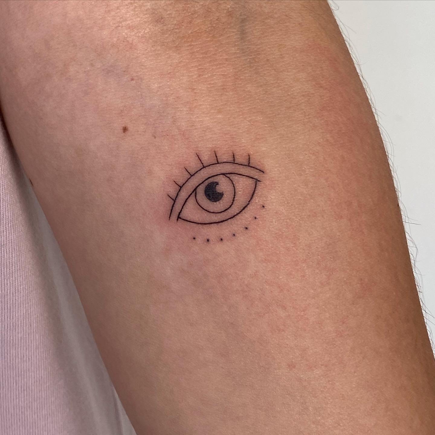 Tatuaje de ornamental en antebrazo, línea fina Sinkply Madrid