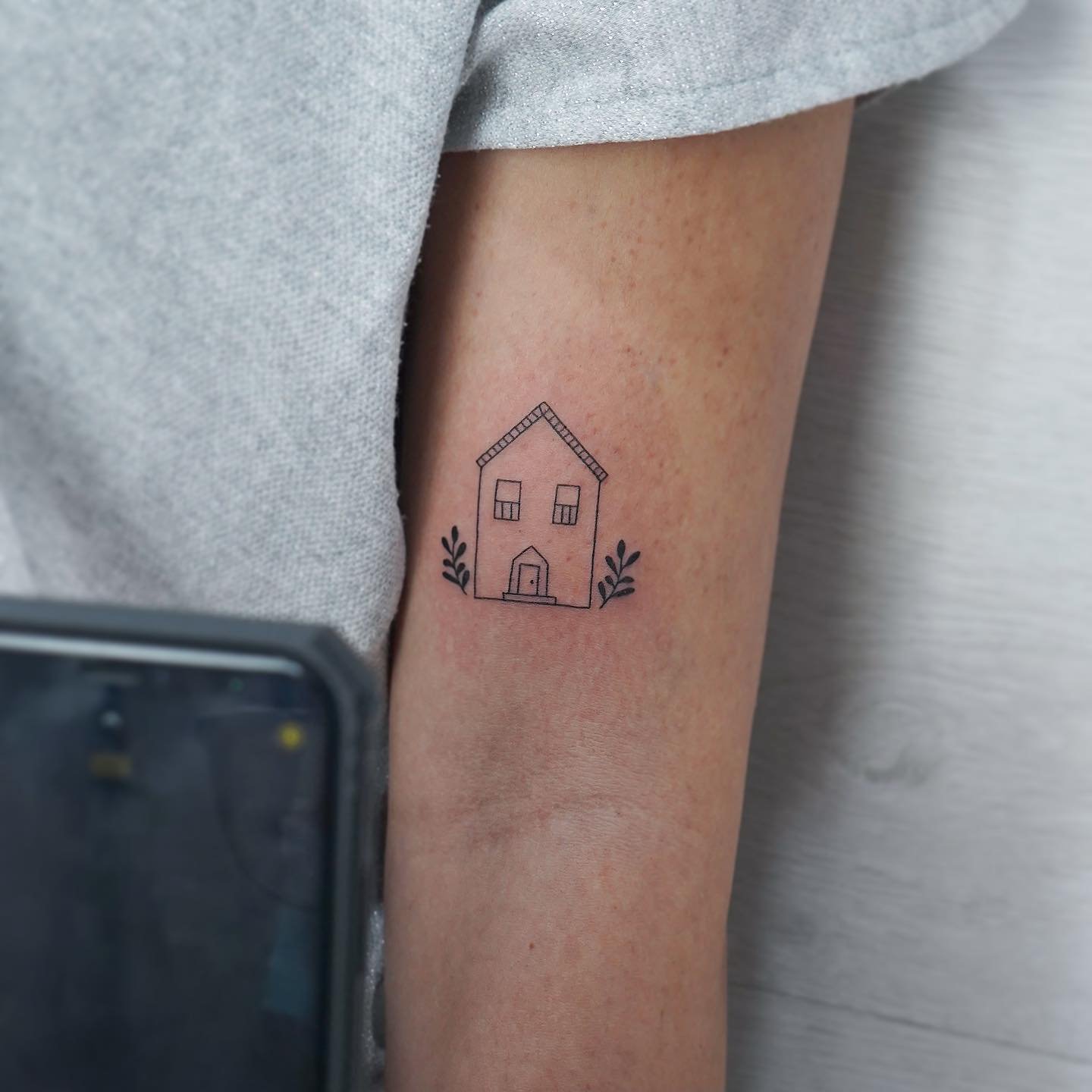 Tatuaje de ornamental en antebrazo, línea fina Sinkply Madrid
