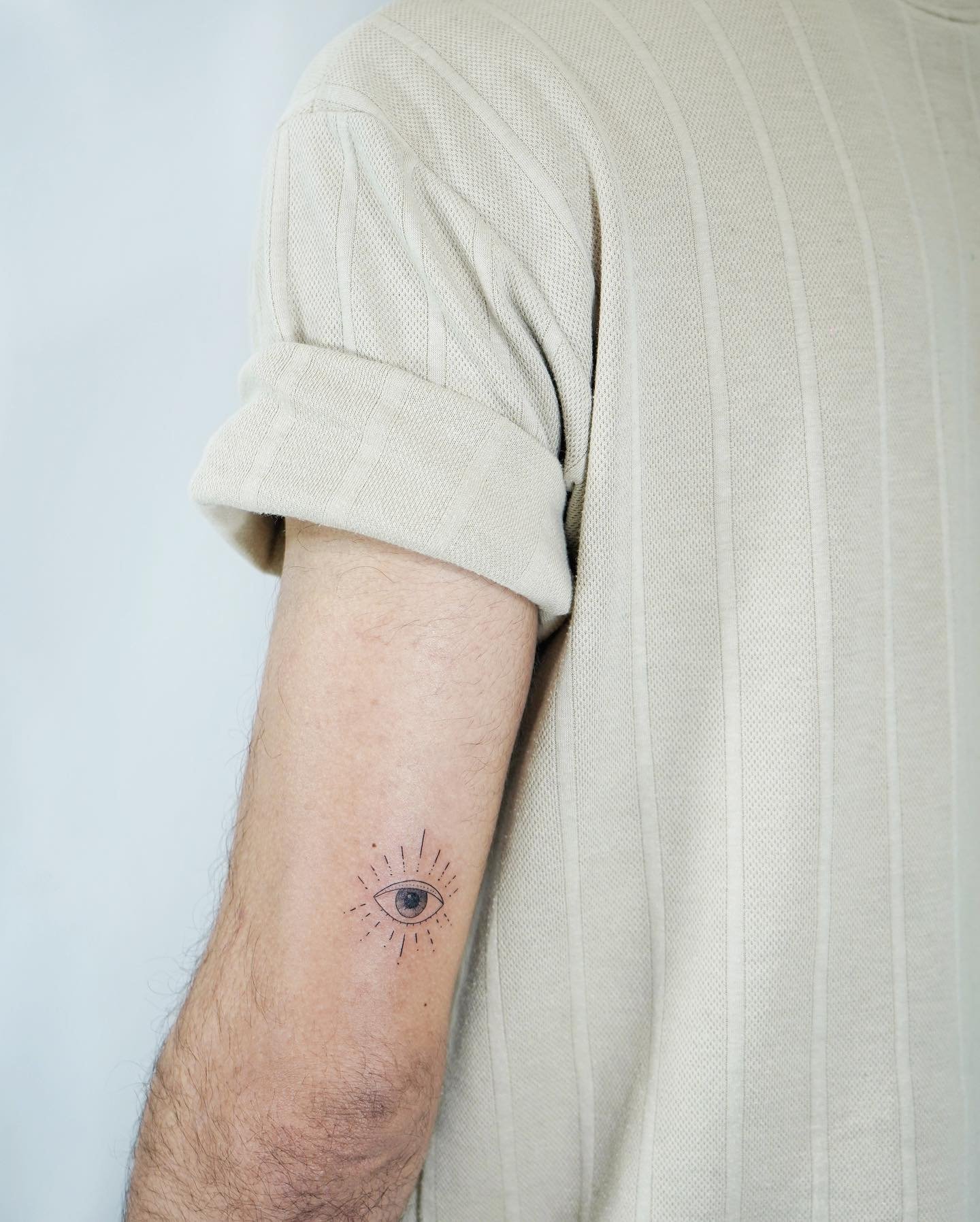Tatuaje de ornamental en antebrazo, línea fina Sinkply Madrid