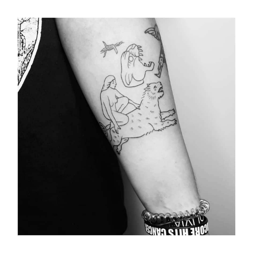 Tatuaje de ornamental en brazo, línea fina Sinkply Madrid