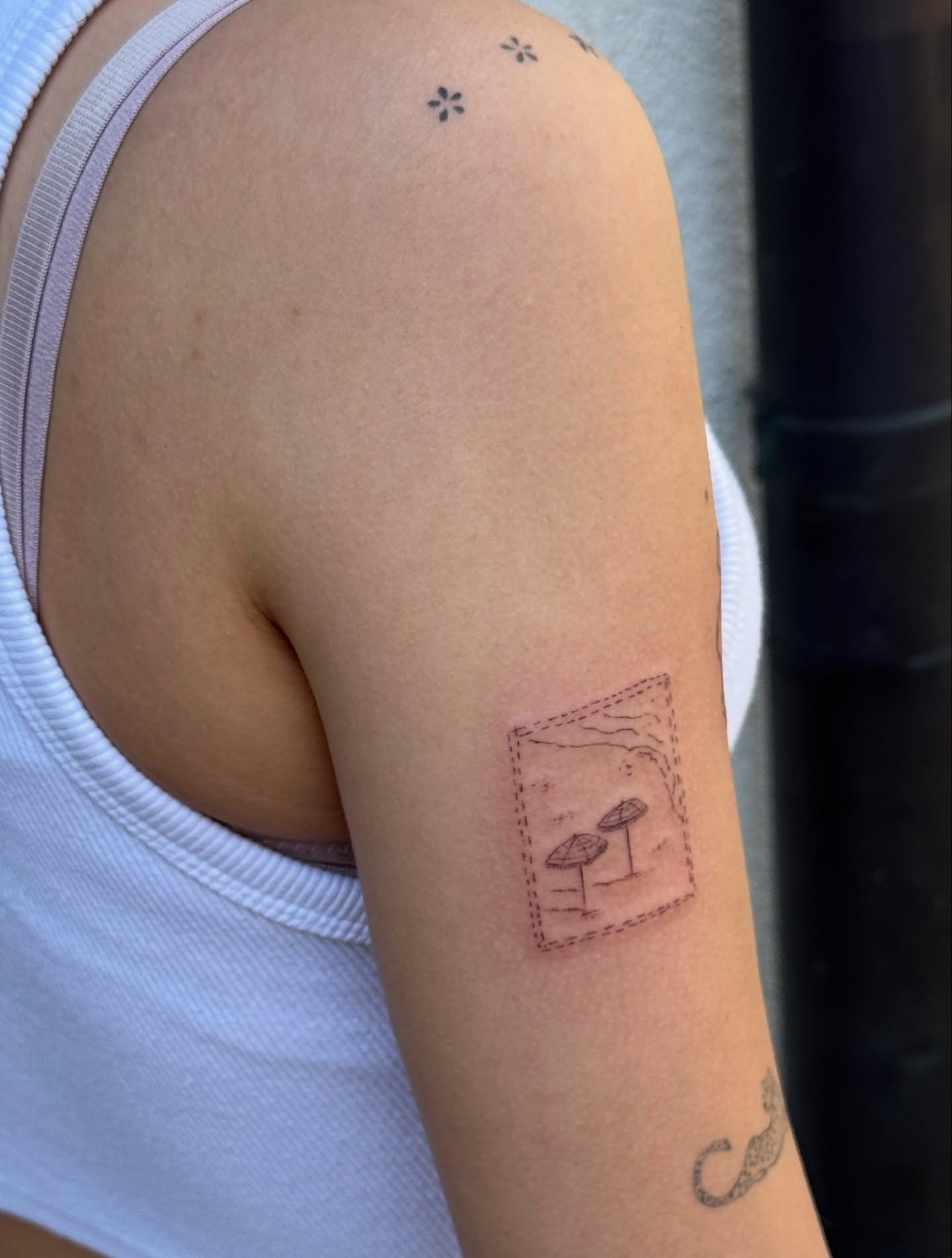 Tatuaje de ornamental en brazo, línea fina Sinkply Madrid