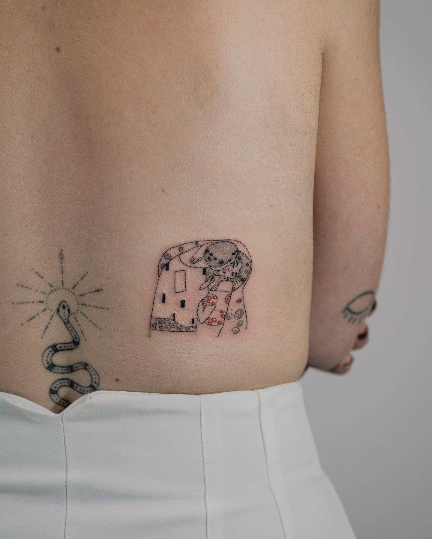 Tatuaje de ornamental en costilla, línea fina Sinkply Madrid
