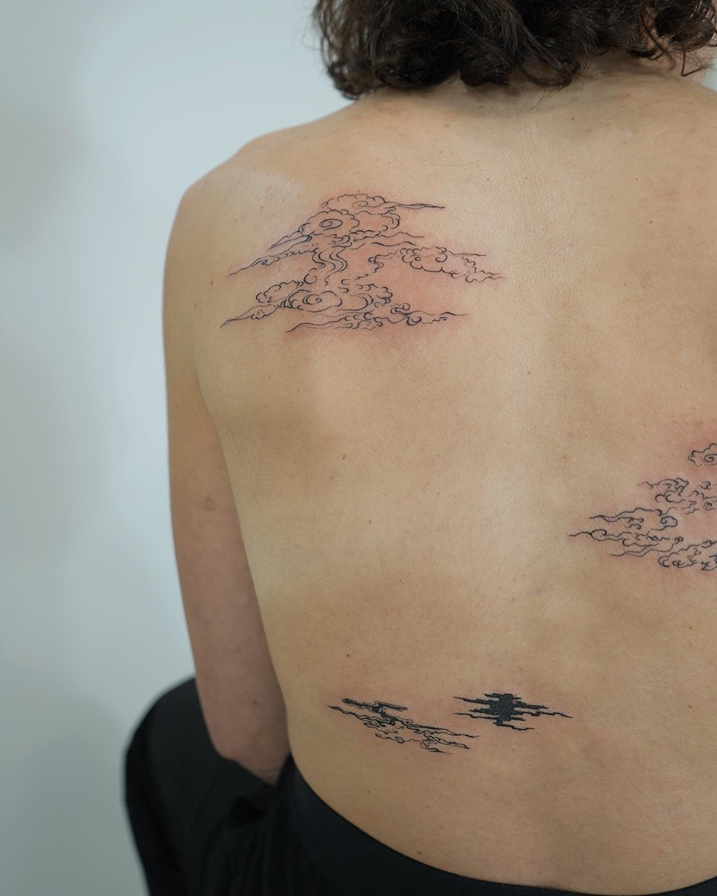 Tatuaje de ornamental en costilla, línea fina Sinkply Madrid